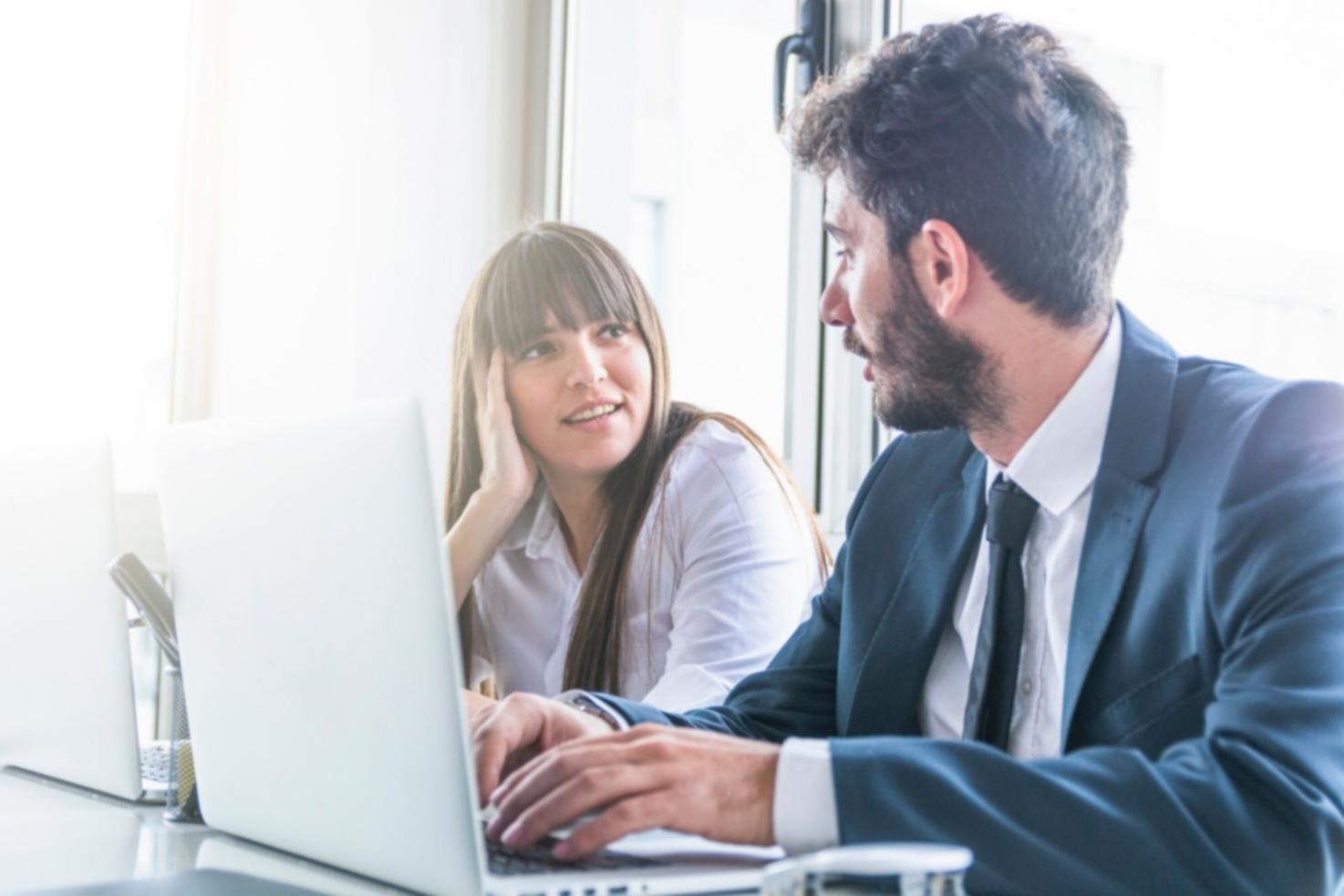 Estudiantes trabajando en análisis financiero personalizado